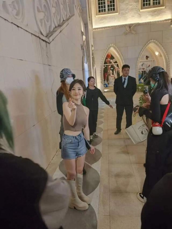 34岁冯提莫癌症复发后复播，巧妙遮挡手术疤痕，粉丝：女神别熬夜