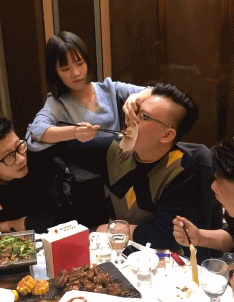 搞笑GIF趣图:不就喂个饭么，至于这么用力么？